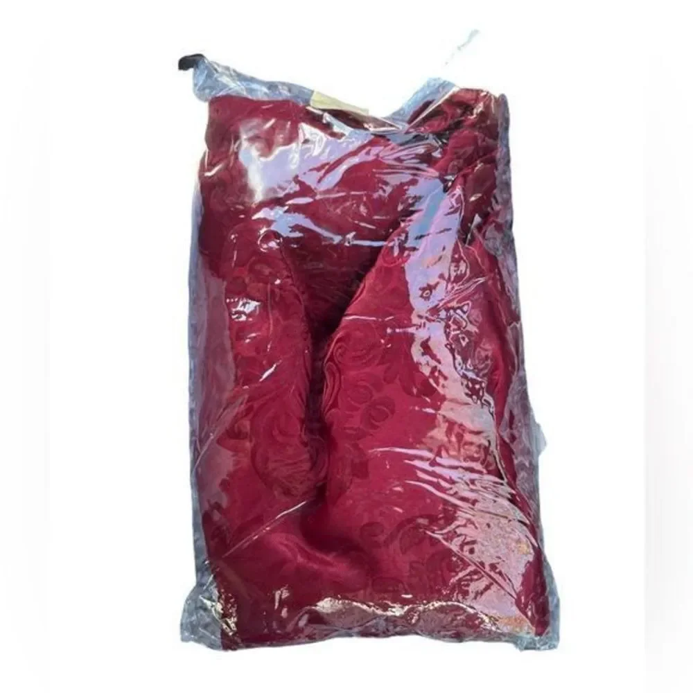 Saro Lifestyle Oblong Tablecloth in Burgundy